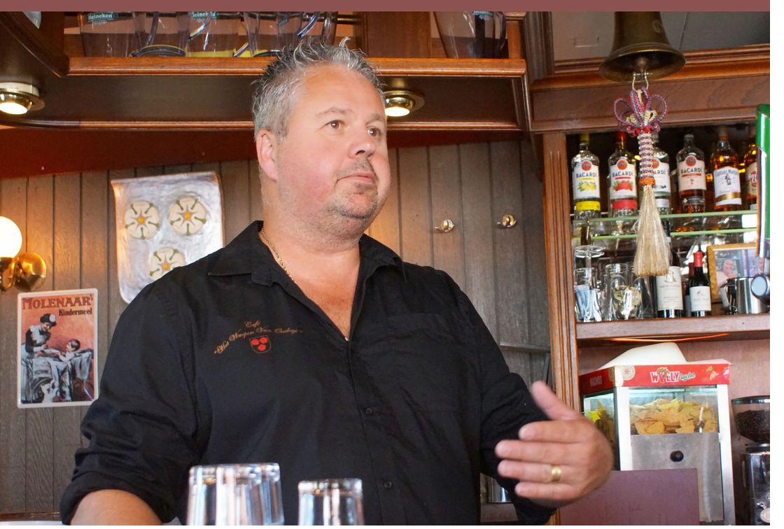 Arjan Kusch achter de bar van Het Waepen van Oudorp