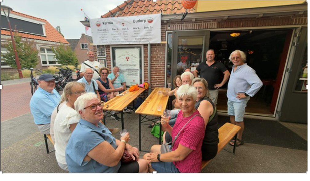 Gezellig samen aan de biertafels tijdens Kermis Oudorp